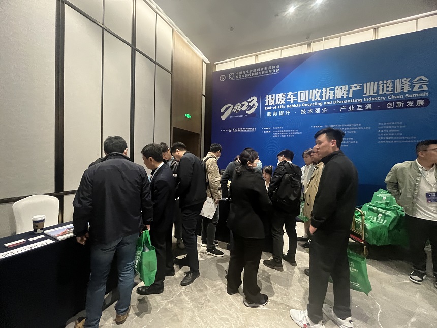 邦立重機報廢汽車(chē)拆解機交流現場(chǎng).jpg