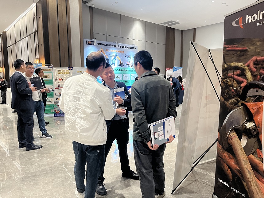 邦立重機抓料機交流現場(chǎng).jpg