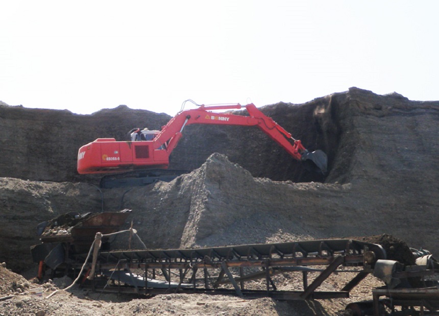 小型電動(dòng)挖掘機.jpg